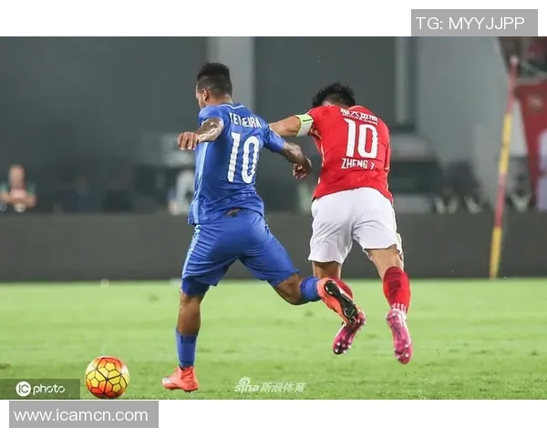 马丁内斯的传奇之路：从球场新星到足球巨星的成长故事